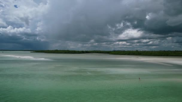 Εναέρια Ακτογραμμή Του Κρυστάλλινου Τυρκουάζ Τροπικού Ωκεανού Στα Νησιά Belitung — Αρχείο Βίντεο