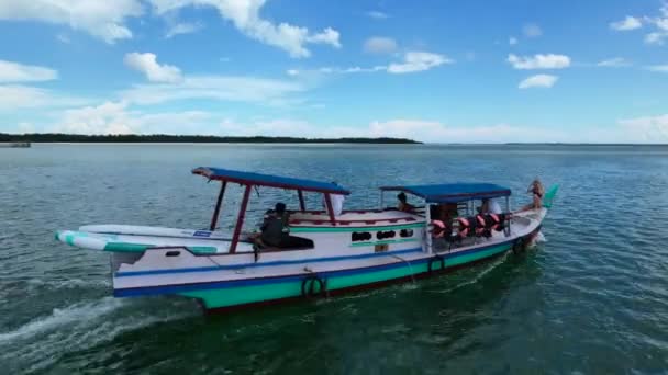 Antenne Einer Indonesischen Bootstour Mit Touristen Belitung Einem Sonnigen Tag — Stockvideo