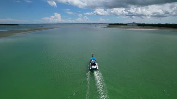 Indonesian Boat Cruising Tropical Emerald Green Ocean Belitung Indonesia Sunny — Stock Video