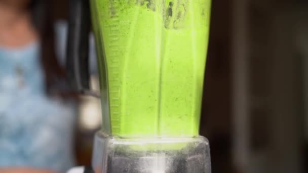Biologisch Groen Vegetable Juice Maken Met Een Keukenmixer Close — Stockvideo