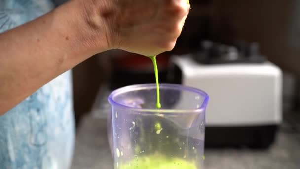 Händerna Klämmer Grön Juice Ostduk Närbild — Stockvideo
