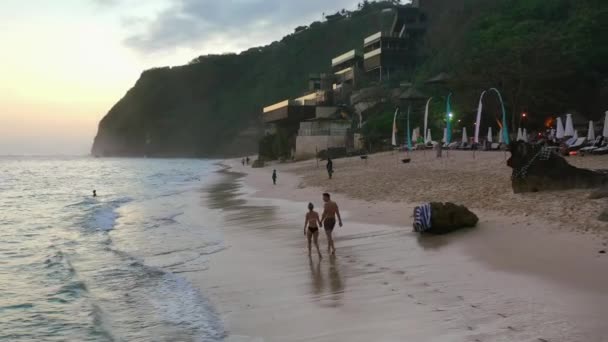Joven Pareja Caminando Una Romántica Playa Arena Blanca Karma Beach — Vídeo de stock
