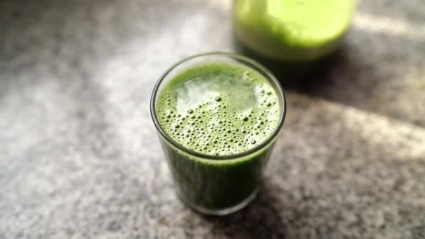 Glas Hemmagjord Grön Grönsakssaft För Detox Diet Närbild — Stockvideo