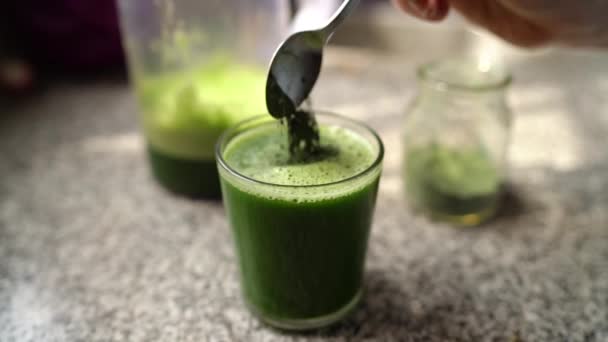 Mutfağa Bir Bardak Sağlıklı Yeşil Sebze Suyu Eklemek Gibi Kapat — Stok video