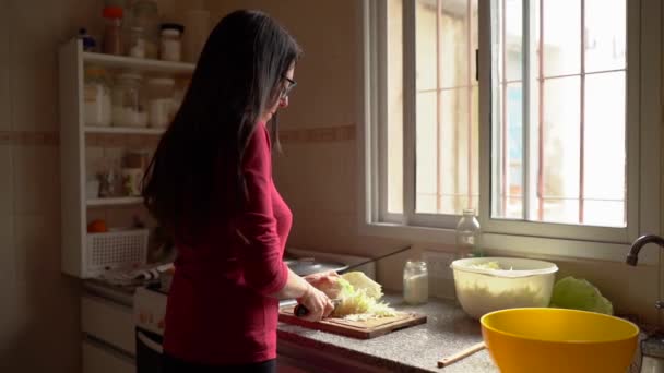 Een Vrouw Die Fijn Gesneden Kool Maakt Voor Zuurkool Middelmatig — Stockvideo