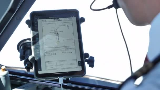 コックピットで電子飛行バッグを使用した商用パイロット — ストック動画