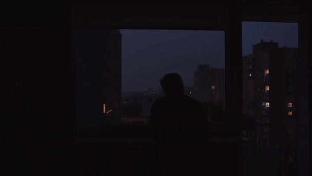 在城市后视镜风暴中从窗口往外看的人 — 图库视频影像