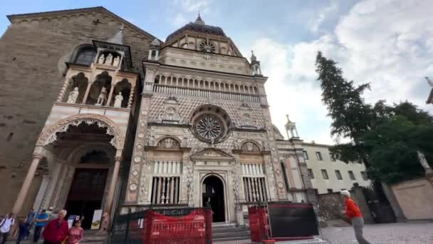 イタリアのベルガモ市の有名な大聖堂教会の外の観光客 — ストック動画