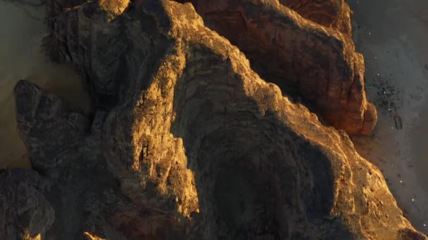 岩の形成についての空中の眺め サウジアラビアのアル ウラでの劇的な日没 ドローンショット — ストック動画