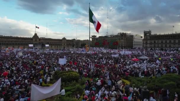 在墨西哥城 Zocalo广场的旗帜在人群聚集时挥动 空中观看 — 图库视频影像