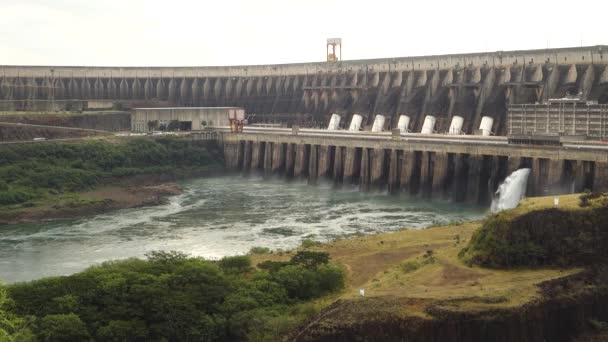 Slow Motion Water Pęka Przez Spillway Itaipu Dam Rzece Parana — Wideo stockowe