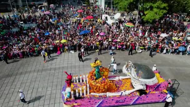 Osoba Kostiumie Stojąca Ozdobnym Pojeździe Machająca Tłumu Meksyku Paradzie Dia — Wideo stockowe