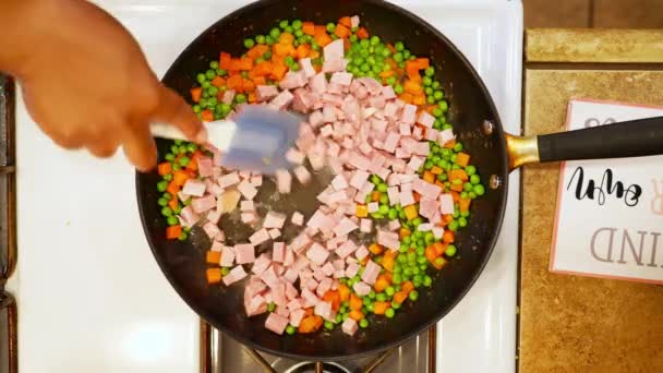 Pečení Zeleniny Šunky Pánvi Smaženou Rýži — Stock video