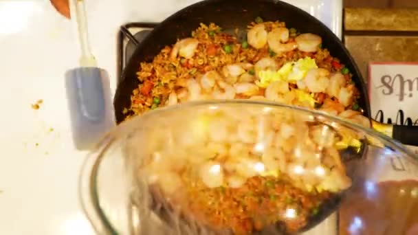 Ajouter Les Crevettes Sautées Mélange Riz Frit — Video