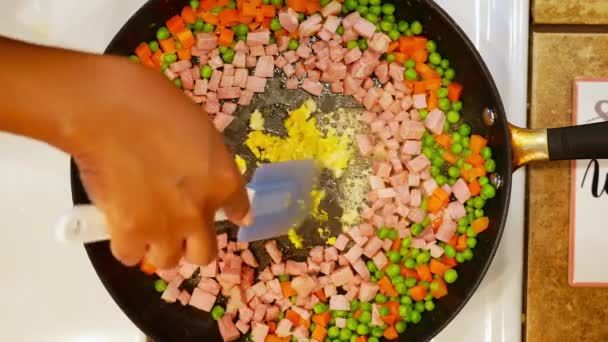 揚げエンドウ豆にミンチニンニクとスープを追加 ニンジンとハム — ストック動画