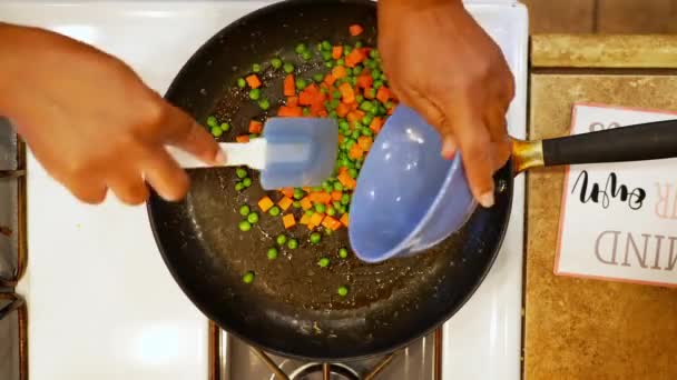 Соус Гороха Моркови Ветчины Масле Сковороде — стоковое видео