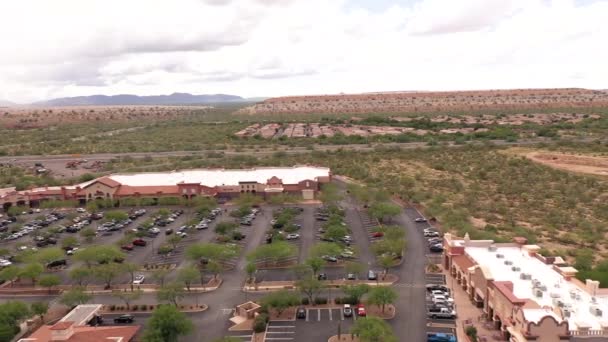 アリゾナ州の交差点ショッピングセンター 左横にドローン — ストック動画