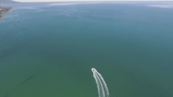 Drone Aérea Siguiente Con Una Cacerola Una Lancha Rápida Agua — Vídeo de stock