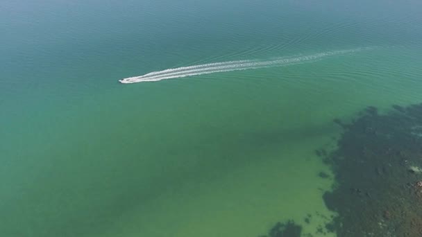 Drone Aérien Suivant Bateau Vitesse Sur Eau Bleue Claire Par — Video