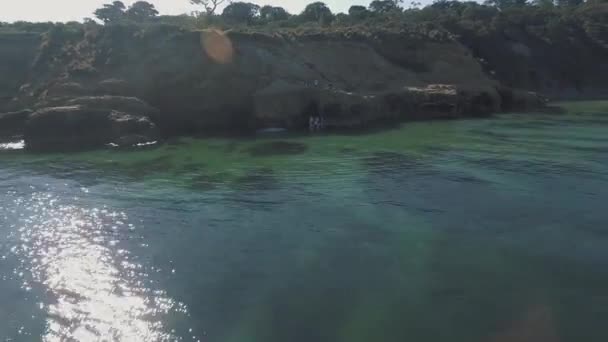 Drone Εναέρια Κίνηση Προς Πίσω Πάνω Από Καθαρό Μπλε Νερό — Αρχείο Βίντεο