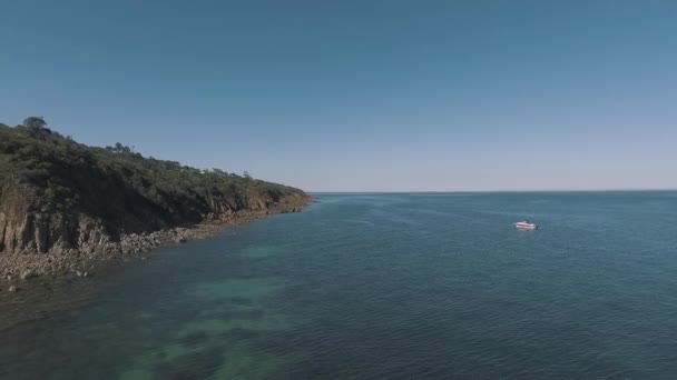 青い海の上のボートから空中ドローンは マーサ山の海側の町を明らかにズームアウトする — ストック動画