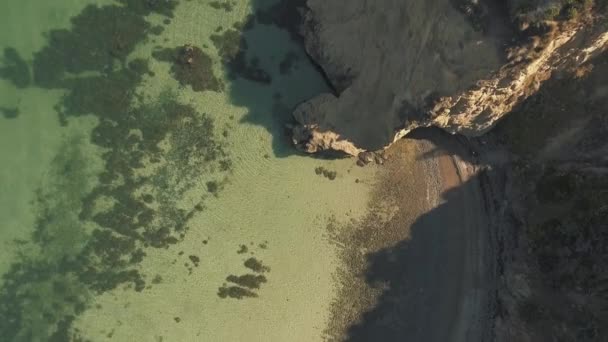 Aeronave Drone Olhando Para Baixo Águas Tropicais Azuis Limpas Falésia — Vídeo de Stock