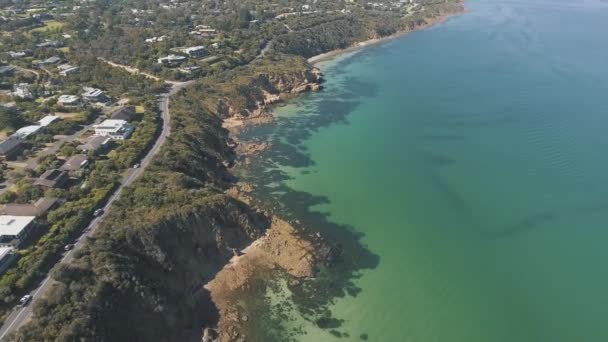 阳光明媚的夏日 无人驾驶飞机在玛莎山镇的蓝水上空盘旋 — 图库视频影像