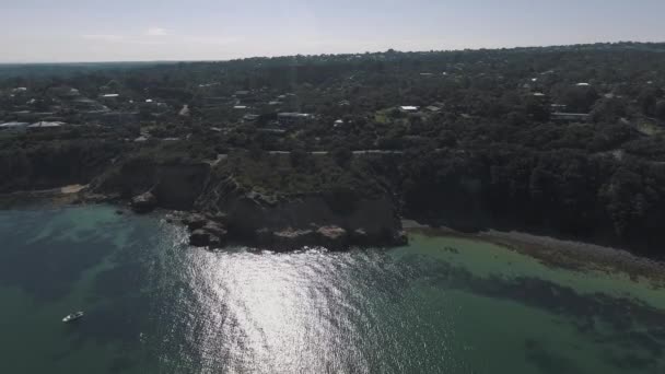 Drone Aérea Sobre Agua Azul Limpia Acantilado Cerca Ciudad Mount — Vídeo de stock