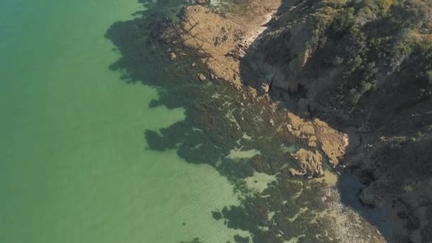 在一个海滨小镇上 用快艇和公路在碧绿洁净的海水之上架起了无人驾驶飞机 — 图库视频影像