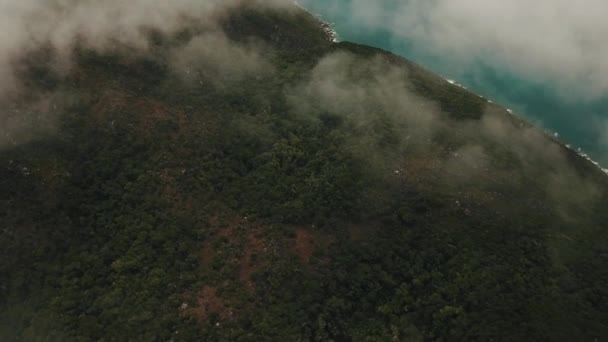 Bulutların Üstündeki Insansız Hava Aracı Bir Adada Tropikal Ormanı Gösteriyor — Stok video