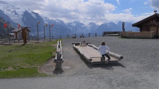 Jonge Kinderen Spelen Een Houten Bowlingbaan Mannlichen Zwitserland — Stockvideo