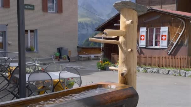 Långsam Rörelse Skott Vatten Som Rinner Från Schweizisk Fontän Murren — Stockvideo