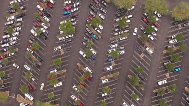 Περιστρεφόμενο Drone View Κοιτάζοντας Κάτω Πολύχρωμο Χώρο Στάθμευσης Στο Εμπορικό — Αρχείο Βίντεο