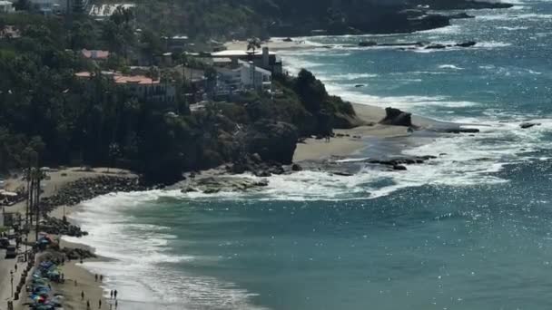 加州拉古纳海滩Aliso点的空中揭示 — 图库视频影像
