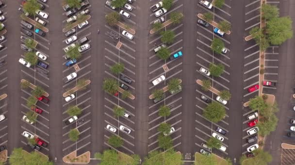 Вид Воздуха Большое Количество Автомобилей Разного Цвета Парковке Возле Торгового — стоковое видео