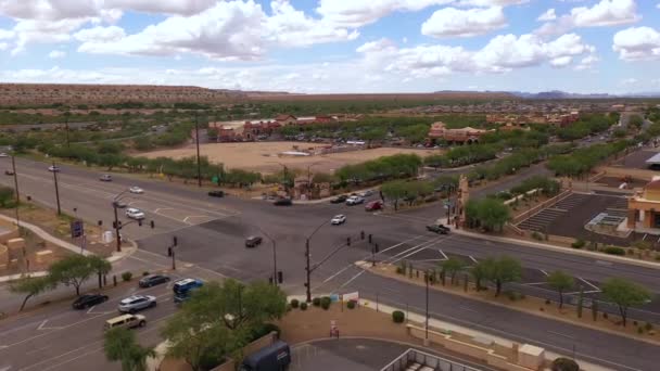 亚利桑那州Sahuarita交叉口的空中景观 无人机飞向购物中心 — 图库视频影像
