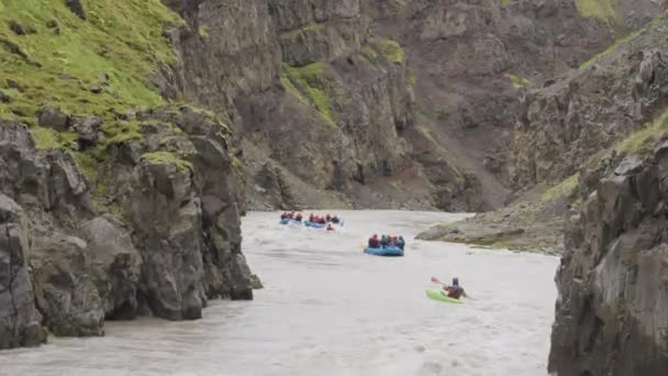 ボートのグループに戻るから岩の谷の山の川 距離のビューをセーリング — ストック動画