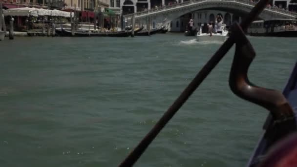 Man Rowing Boat Venice Canal Sunny Day — Stock Video