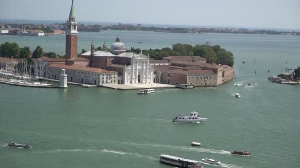 イタリアのヴェネツィア島の海で青い水の上にボートの静的なショット — ストック動画