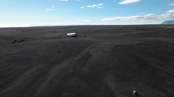 Pessoas Explorando Avião Caiu Praia Traseira Islândia Mosca Aérea Para — Vídeo de Stock