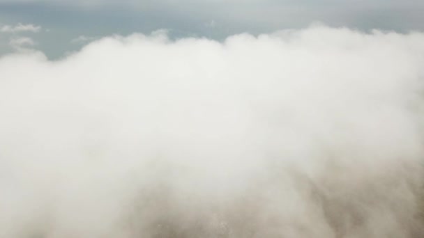 Nsansız Hava Aracı Beyaz Bulutlara Doğru Uçuyor — Stok video