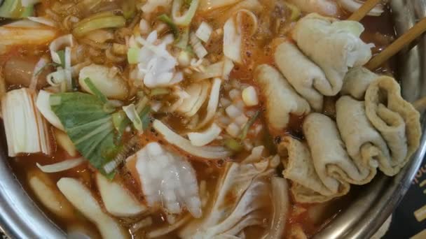 Близко Кипящей Корейской Коттеок Покки Суп Полный Кальмаров Овощей Асаин — стоковое видео