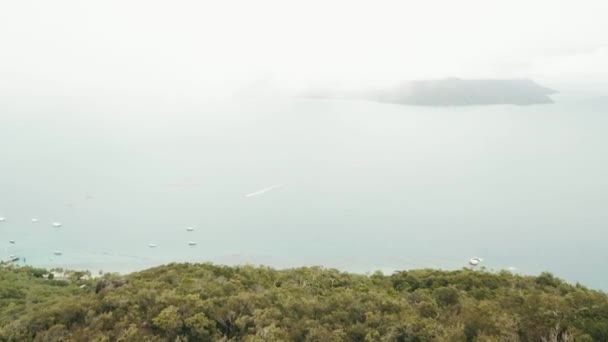 Queensland Avustralya Daki Mavi Suyla Tropikal Fitzroy Adasının Üzerindeki Bulutlarda — Stok video