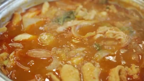 Близко Кипящей Корейской Коттеок Покки Суп Полный Кальмаров Овощей Асаин — стоковое видео