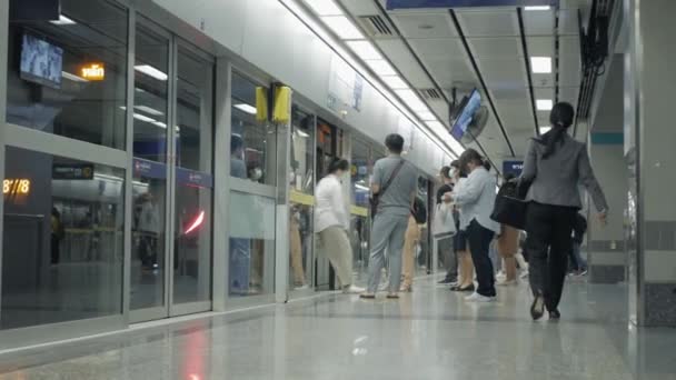 乗客は地下鉄の駅で地下鉄に乗り込み — ストック動画