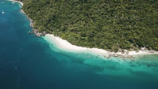 Drohne Bewegt Sich Vorwärts Einen Tropischen Weißen Sandstrand Auf Einer — Stockvideo