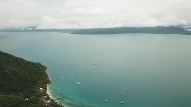 Drone Aérea Sobre Agua Azul Tropical Con Barcos Que Muestran — Vídeos de Stock