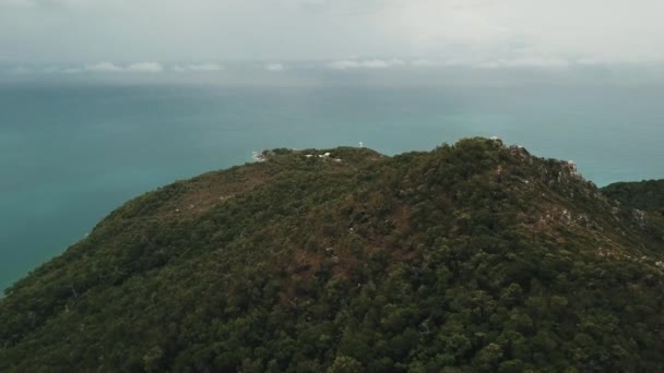 Hava Aracı Bulutların Arasından Mavi Suyla Tropikal Adaya Çıkıyor — Stok video