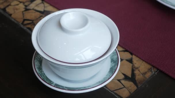 Wziąć Filiżankę Gorącej Świeżej Herbaty Erh Napój Stole Tradycyjne Chińskie — Wideo stockowe
