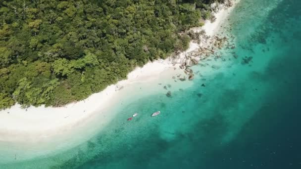 Drone Anteny Patelni Łodzi Tropikalnym Błękitnej Czystej Wody Skał Słoneczny — Wideo stockowe